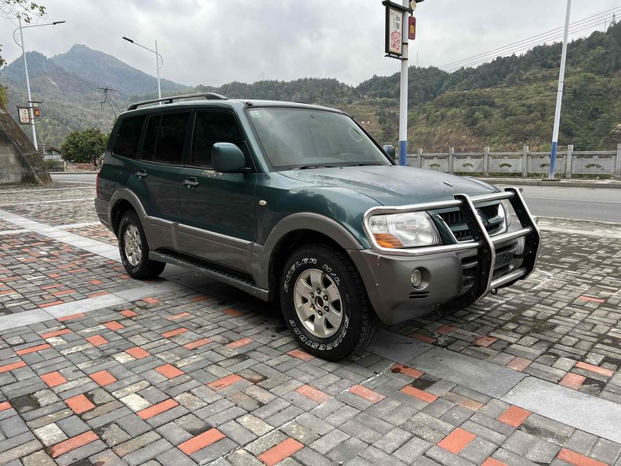 Mitsubishi Mitsubishi Pajero в цвете и кузовом – это идеальный выбор среди китайских автомобилей. Доступная цена и надежность гарантированы.