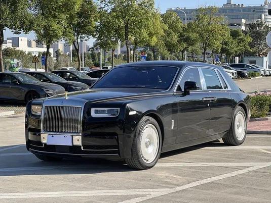 Rolls-Royce Rolls-Royce Phantom в цвете и кузовом – это идеальный выбор среди китайских автомобилей. Доступная цена и надежность гарантированы.
