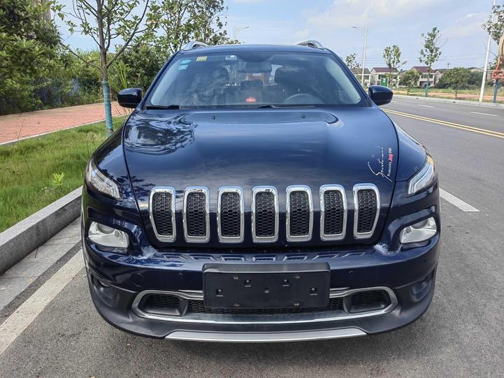 Jeep Jeep Cherokee в цвете и кузовом – это идеальный выбор среди китайских автомобилей. Доступная цена и надежность гарантированы.