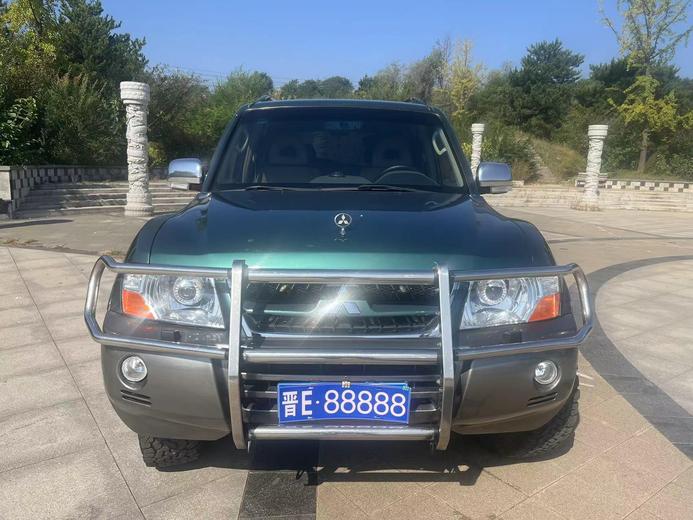 Mitsubishi Mitsubishi Pajero в цвете и кузовом – это идеальный выбор среди китайских автомобилей. Доступная цена и надежность гарантированы.