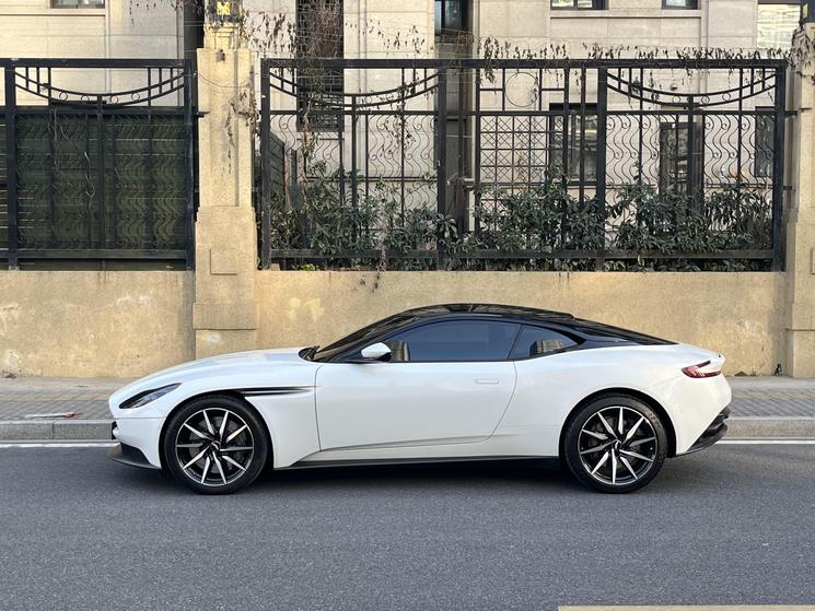 Aston Martin Aston Martin DB11 в цвете и кузовом – это идеальный выбор среди китайских автомобилей. Доступная цена и надежность гарантированы.