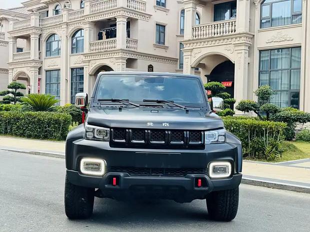 BAIC BAIC BJ40 в цвете и кузовом – это идеальный выбор среди китайских автомобилей. Доступная цена и надежность гарантированы.