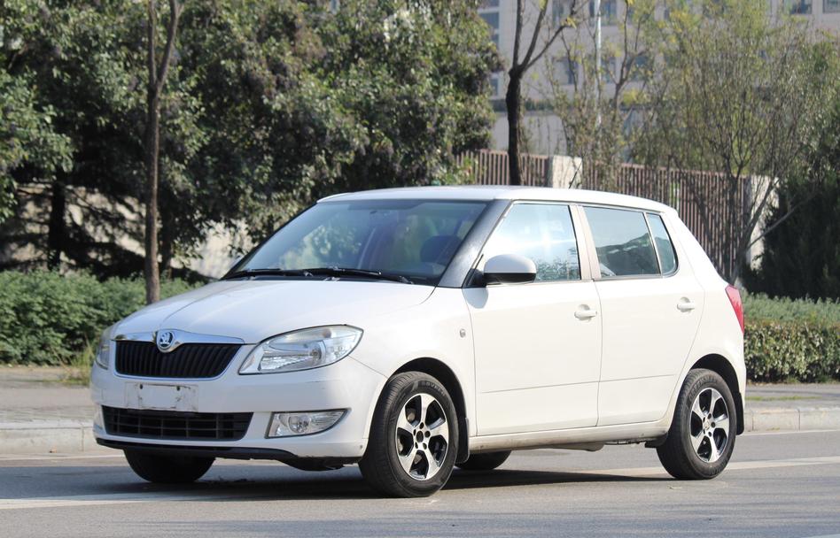 Skoda Skoda Fabia в цвете и кузовом – это идеальный выбор среди китайских автомобилей. Доступная цена и надежность гарантированы.