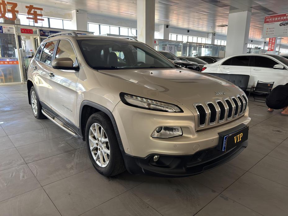 Jeep Jeep Cherokee в цвете и кузовом – это идеальный выбор среди китайских автомобилей. Доступная цена и надежность гарантированы.