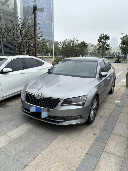 Skoda Skoda Superb в цвете и кузовом – это идеальный выбор среди китайских автомобилей. Доступная цена и надежность гарантированы.