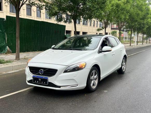 Volvo Volvo V40 в цвете и кузовом – это идеальный выбор среди китайских автомобилей. Доступная цена и надежность гарантированы.