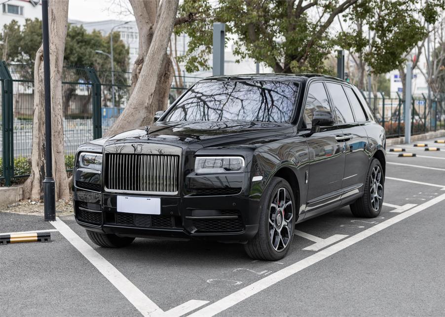 Rolls-Royce Rolls-Royce Cullinan в цвете и кузовом – это идеальный выбор среди китайских автомобилей. Доступная цена и надежность гарантированы.