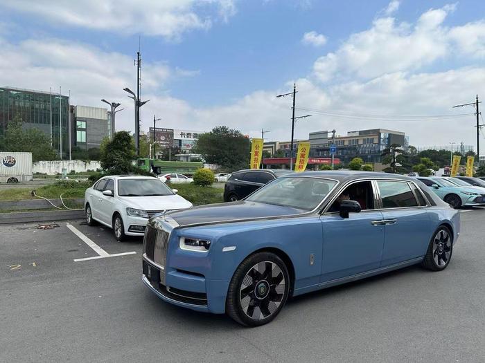 Rolls-Royce Rolls-Royce Phantom в цвете и кузовом – это идеальный выбор среди китайских автомобилей. Доступная цена и надежность гарантированы.