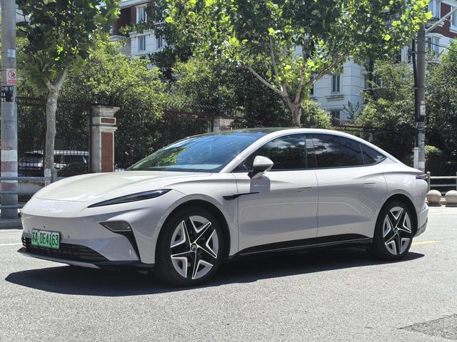 Rising Auto Rising F7 в цвете и кузовом – это идеальный выбор среди китайских автомобилей. Доступная цена и надежность гарантированы.