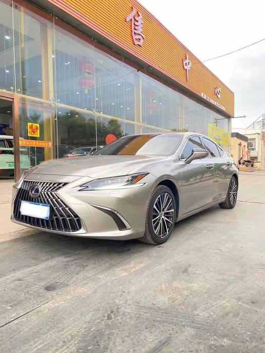 Lexus Lexus ES в цвете и кузовом – это идеальный выбор среди китайских автомобилей. Доступная цена и надежность гарантированы.