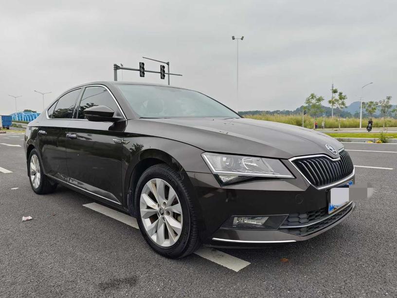 Skoda Skoda Superb в цвете и кузовом – это идеальный выбор среди китайских автомобилей. Доступная цена и надежность гарантированы.