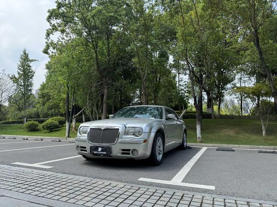 Chrysler Chrysler 300C в цвете и кузовом – это идеальный выбор среди китайских автомобилей. Доступная цена и надежность гарантированы.