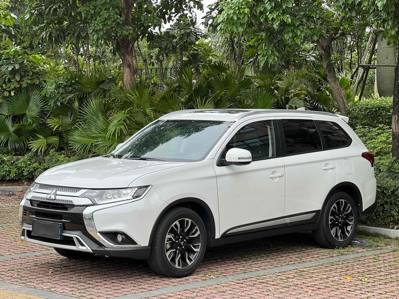 Mitsubishi Mitsubishi Outlander в цвете и кузовом – это идеальный выбор среди китайских автомобилей. Доступная цена и надежность гарантированы.