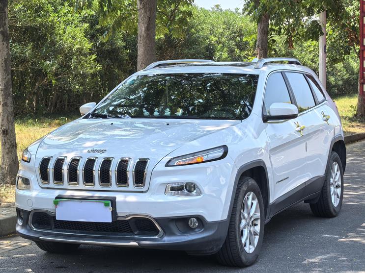 Jeep Jeep Cherokee в цвете и кузовом – это идеальный выбор среди китайских автомобилей. Доступная цена и надежность гарантированы.