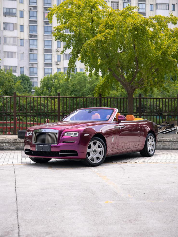 Rolls-Royce Rolls-Royce Dawn в цвете и кузовом – это идеальный выбор среди китайских автомобилей. Доступная цена и надежность гарантированы.