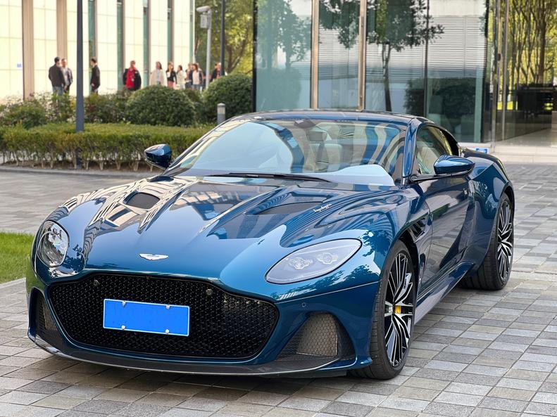 Aston Martin Aston Martin DBS в цвете и кузовом – это идеальный выбор среди китайских автомобилей. Доступная цена и надежность гарантированы.