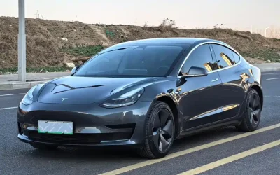 Tesla Tesla Model 3 в цвете и кузовом – это идеальный выбор среди китайских автомобилей. Доступная цена и надежность гарантированы.