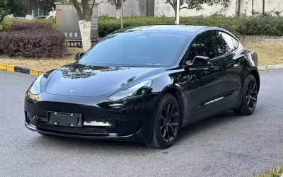 Tesla Tesla Model 3 в цвете и кузовом – это идеальный выбор среди китайских автомобилей. Доступная цена и надежность гарантированы.
