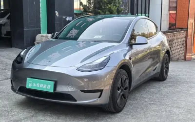 Tesla Tesla Model 3 в цвете и кузовом – это идеальный выбор среди китайских автомобилей. Доступная цена и надежность гарантированы.
