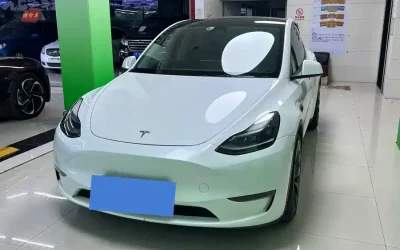 Tesla Tesla Model 3 в цвете и кузовом – это идеальный выбор среди китайских автомобилей. Доступная цена и надежность гарантированы.
