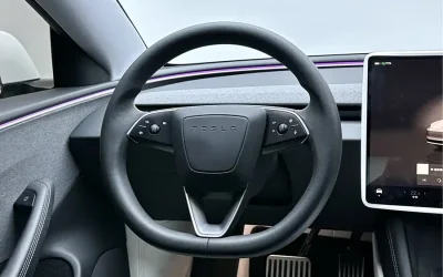 Tesla Tesla Model 3 в цвете и кузовом – это идеальный выбор среди китайских автомобилей. Доступная цена и надежность гарантированы.