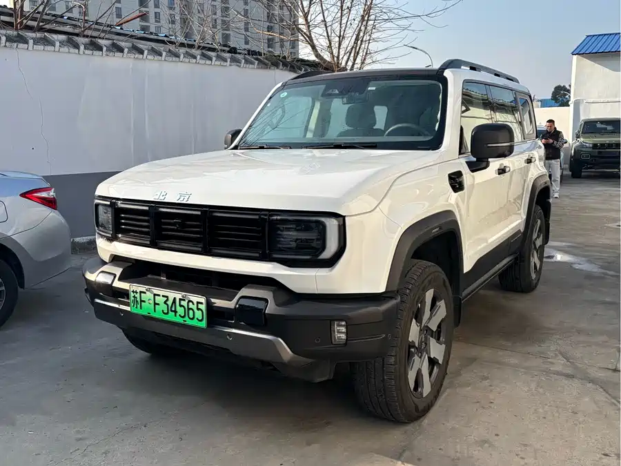 Beijing Off-road BAIC BJ40 в цвете и кузовом – это идеальный выбор среди китайских автомобилей. Доступная цена и надежность гарантированы.