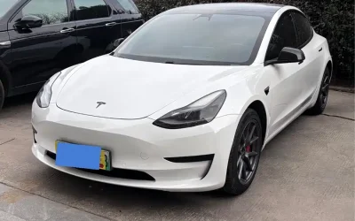 Tesla Tesla Model 3 в цвете и кузовом – это идеальный выбор среди китайских автомобилей. Доступная цена и надежность гарантированы.