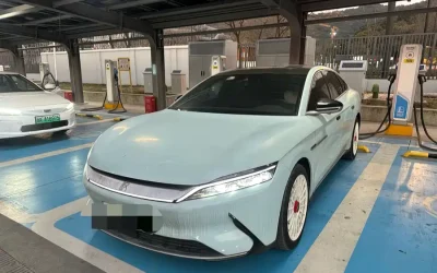 BYD BYD Song L DM-i в цвете и кузовом – это идеальный выбор среди китайских автомобилей. Доступная цена и надежность гарантированы.