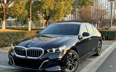 BMW BMW 3 Series в цвете и кузовом – это идеальный выбор среди китайских автомобилей. Доступная цена и надежность гарантированы.