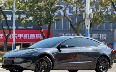 Tesla Tesla Model 3 в цвете и кузовом – это идеальный выбор среди китайских автомобилей. Доступная цена и надежность гарантированы.