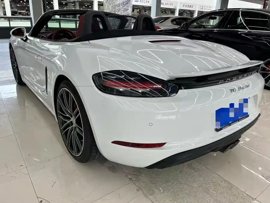 Porsche Porsche 718 в цвете и кузовом – это идеальный выбор среди китайских автомобилей. Доступная цена и надежность гарантированы.
