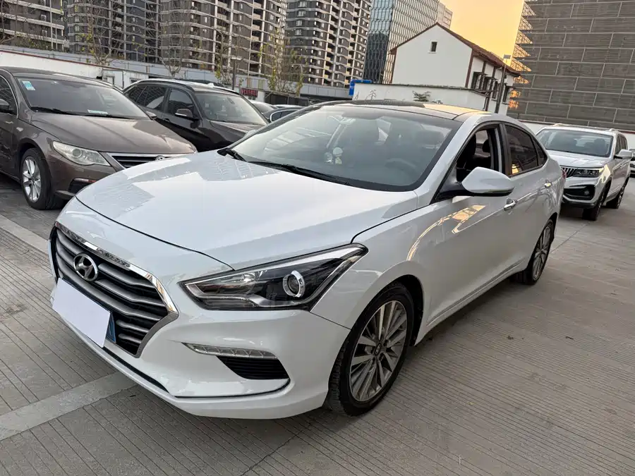 Buick Buick LaCrosse в цвете и кузовом – это идеальный выбор среди китайских автомобилей. Доступная цена и надежность гарантированы.