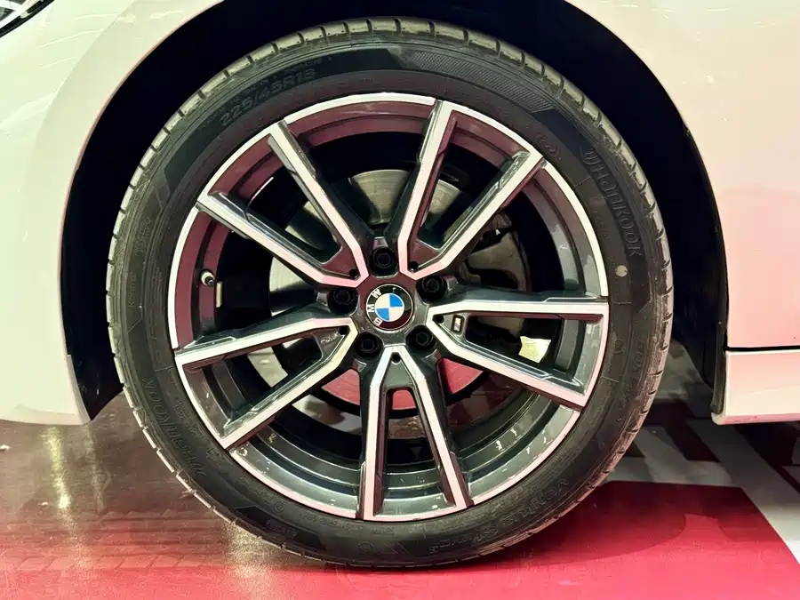 BMW BMW 3 Series в цвете и кузовом – это идеальный выбор среди китайских автомобилей. Доступная цена и надежность гарантированы.