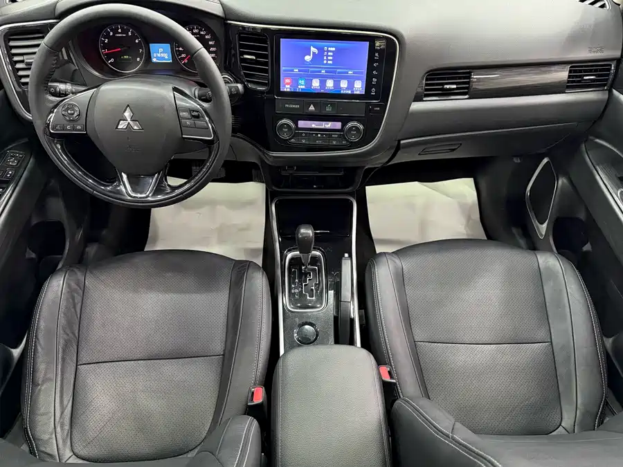 Mitsubishi Mitsubishi Outlander в цвете и кузовом – это идеальный выбор среди китайских автомобилей. Доступная цена и надежность гарантированы.