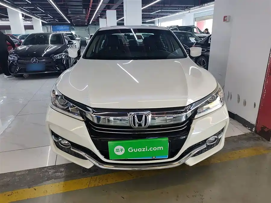 Geely Geely Emgrand в цвете и кузовом – это идеальный выбор среди китайских автомобилей. Доступная цена и надежность гарантированы.