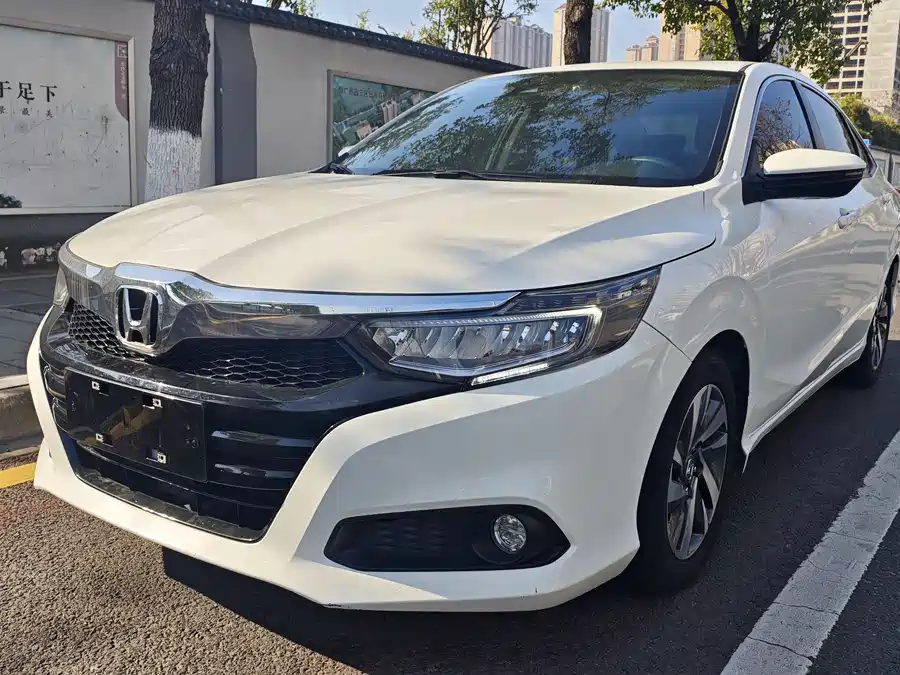 Geely Geely Emgrand в цвете и кузовом – это идеальный выбор среди китайских автомобилей. Доступная цена и надежность гарантированы.