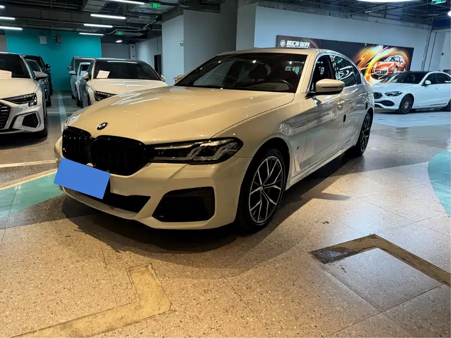 Geely Geely Emgrand в цвете и кузовом – это идеальный выбор среди китайских автомобилей. Доступная цена и надежность гарантированы.
