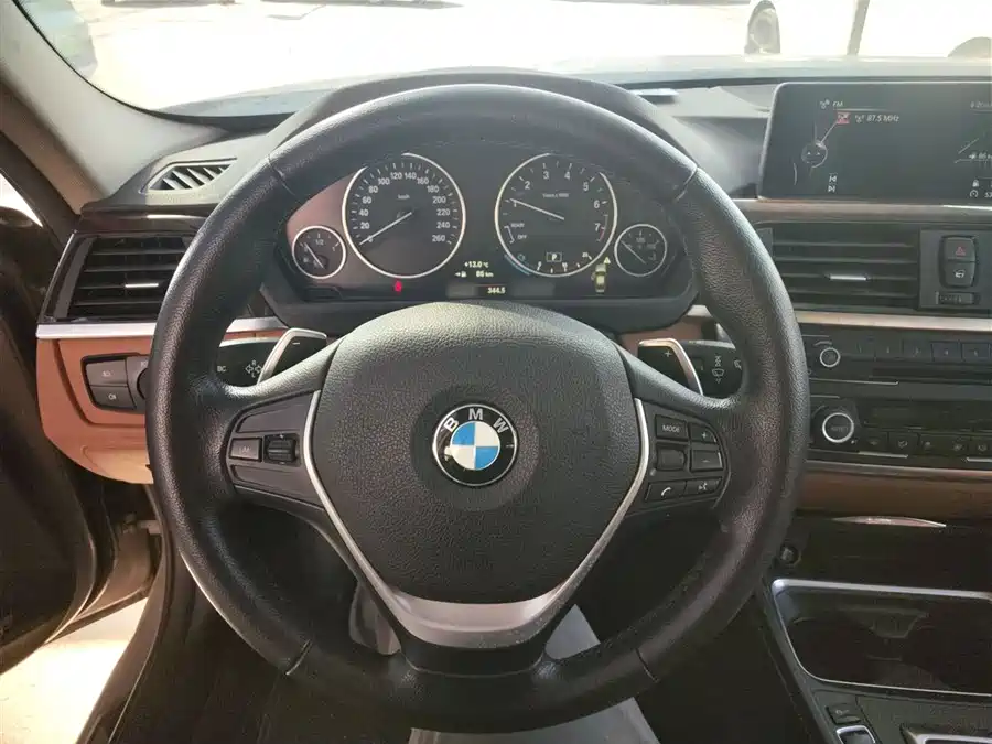 BMW BMW 3 Series в цвете и кузовом – это идеальный выбор среди китайских автомобилей. Доступная цена и надежность гарантированы.