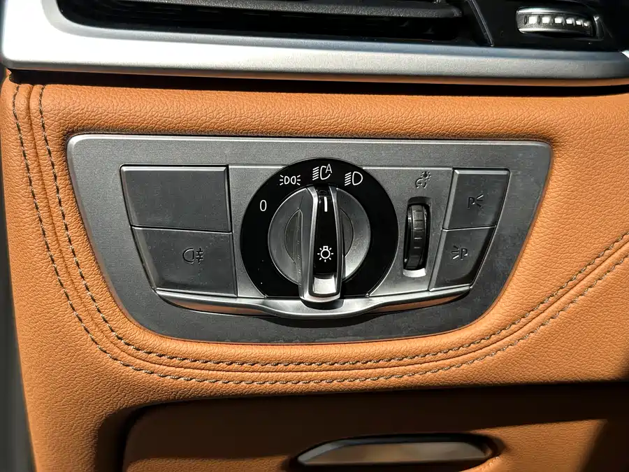 BMW BMW 7 Series в цвете и кузовом – это идеальный выбор среди китайских автомобилей. Доступная цена и надежность гарантированы.