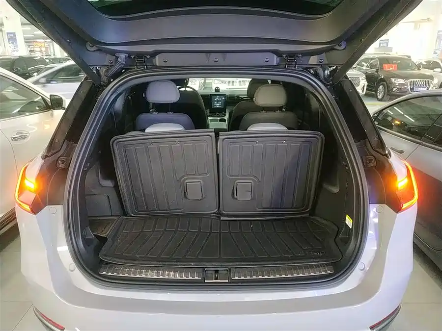 Li Auto LI L8 в цвете и кузовом – это идеальный выбор среди китайских автомобилей. Доступная цена и надежность гарантированы.