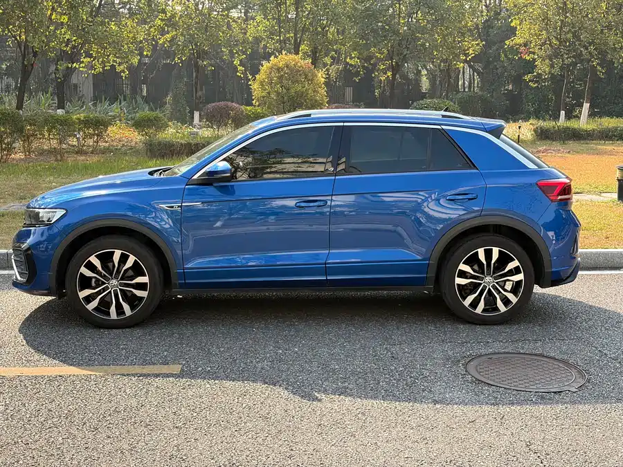 Volkswagen Volkswagen T-ROC в цвете и кузовом – это идеальный выбор среди китайских автомобилей. Доступная цена и надежность гарантированы.