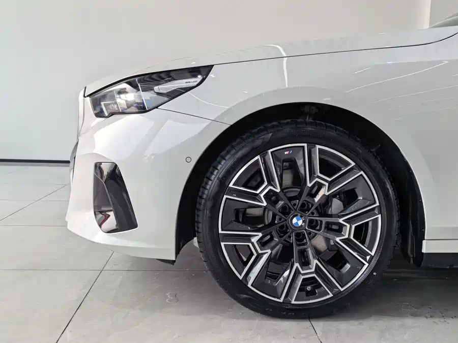 BMW BMW 5 Series в цвете и кузовом – это идеальный выбор среди китайских автомобилей. Доступная цена и надежность гарантированы.