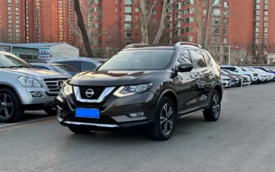 Nissan Nissan Tiida в цвете и кузовом – это идеальный выбор среди китайских автомобилей. Доступная цена и надежность гарантированы.