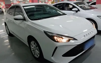 Roewe Roewe i5 в цвете и кузовом – это идеальный выбор среди китайских автомобилей. Доступная цена и надежность гарантированы.