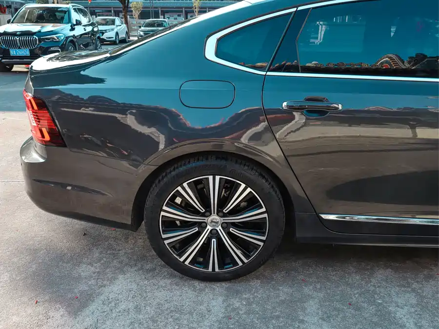 Hyundai Hyundai Elantra в цвете и кузовом – это идеальный выбор среди китайских автомобилей. Доступная цена и надежность гарантированы.