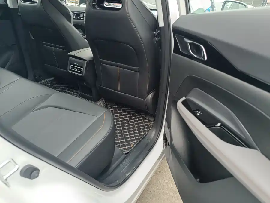 Shaanxi Automobile Light Truck Delong K3000 в цвете и кузовом – это идеальный выбор среди китайских автомобилей. Доступная цена и надежность гарантированы.