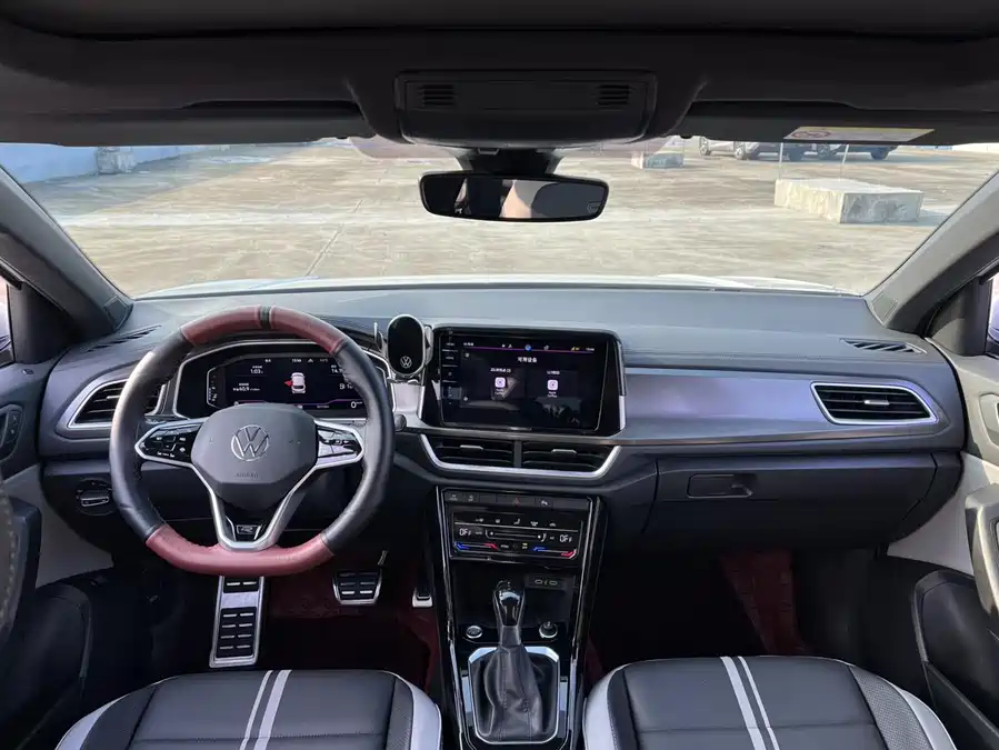 Volkswagen Volkswagen T-ROC в цвете и кузовом – это идеальный выбор среди китайских автомобилей. Доступная цена и надежность гарантированы.