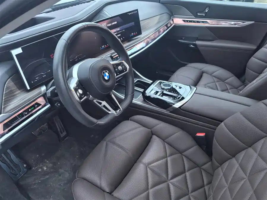 BMW BMW 7 Series в цвете и кузовом – это идеальный выбор среди китайских автомобилей. Доступная цена и надежность гарантированы.