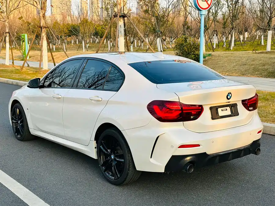 Roewe Roewe i5 в цвете и кузовом – это идеальный выбор среди китайских автомобилей. Доступная цена и надежность гарантированы.