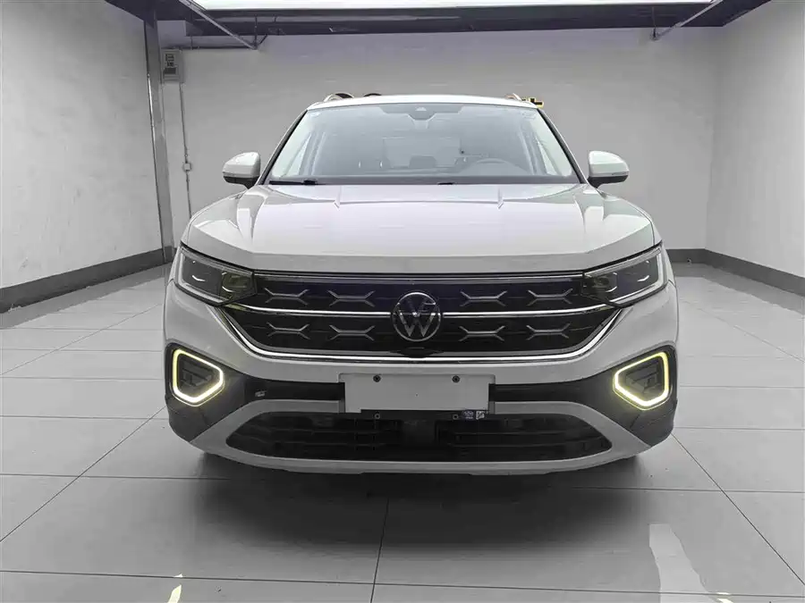 Volkswagen Volkswagen TAYRON в цвете и кузовом – это идеальный выбор среди китайских автомобилей. Доступная цена и надежность гарантированы.